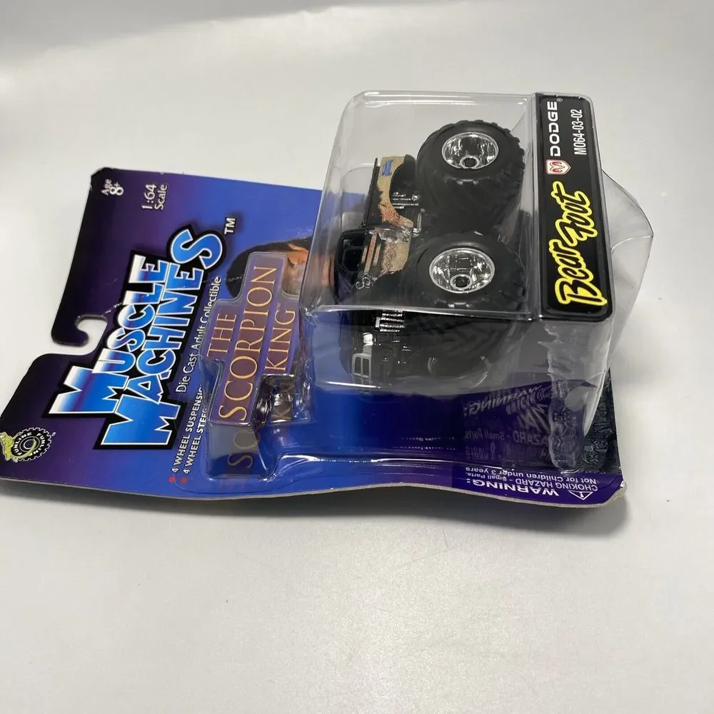 Muscle Machines‎ THE SCORPION KING Bear Foot Dodge monster truck 1:64 Scale